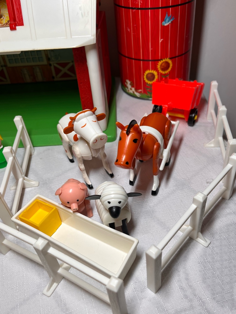 Fisher-Price vintage Little People Play Family Farm playset (set 915)
Vintage - Picture 2 of 11